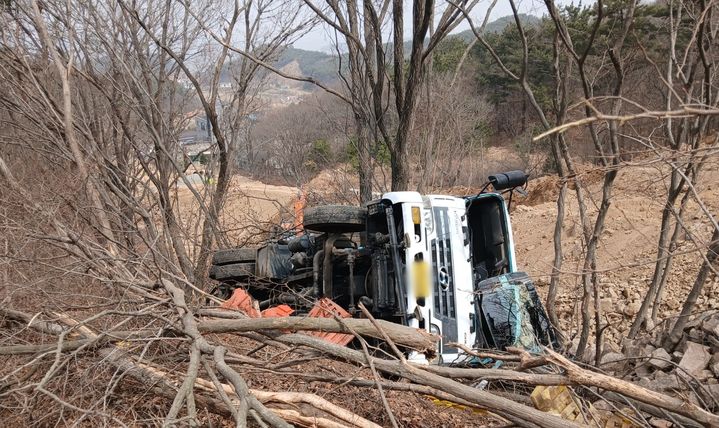 [인천=뉴시스] 27일 오전 인천 중구 무의도에서 15t트럭이 언덕 아래로 전도돼 있다. (사진=인천소방본부 제공) 2025.03.27. photo@newsis.com *재판매 및 DB 금지