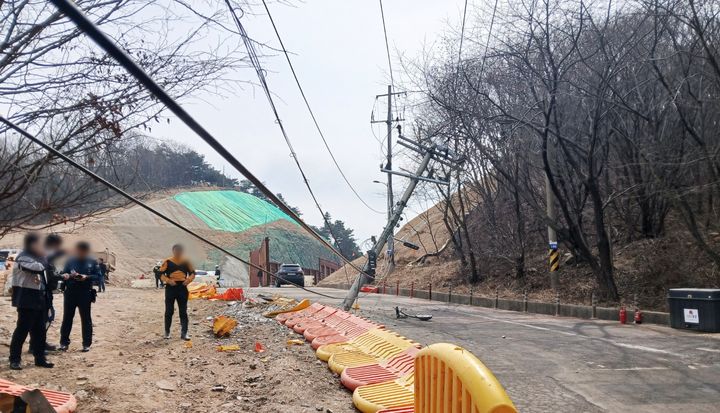 [인천=뉴시스] 27일 오전 인천 중구 무의도에서 15t트럭이 전신주를 추돌한 모습. (사진=인천소방본부 제공) 2025.03.27. photo@newsis.com *재판매 및 DB 금지