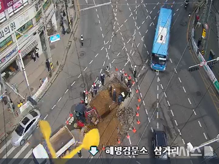 [인천=뉴시스] 27일 오후 인천 서구 검단사거리에서 상수도관이 파열돼 긴급 복구 중이다. (사진=도시교통정보센터 CCTV 캡처) 2025.03.27. photo@newsis.com *재판매 및 DB 금지