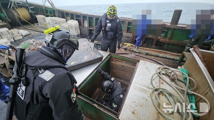 [제주=뉴시스] 서귀포해양경찰서가 26일 오전 서귀포시 마라도 해상에서 불법 조업 중국어선을 나포해 조사하고 있다. (사진=서귀포해양경찰서 제공) 2025.03.26. photo@newsis.com
