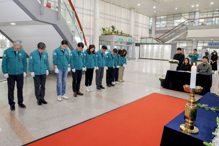 [서울=뉴시스] 오언석 도봉구청장을 비롯해 구 간부 직원들이 ‘대형산불 희생자 합동분향소‘를 찾아 묵념으로 희생자를 애도하고 있다. 2025.03.27. (사진=도봉구 제공) *재판매 및 DB 금지