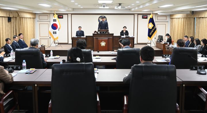 [대전=뉴시스] 대전 중구의회가 27일 제265회 임시회 제2차 본회의를 열고 안건을 심의의결한 뒤 폐회하고 있다. (사진=중구의회 제공) 2025.03.27. photo@newsis.com *재판매 및 DB 금지