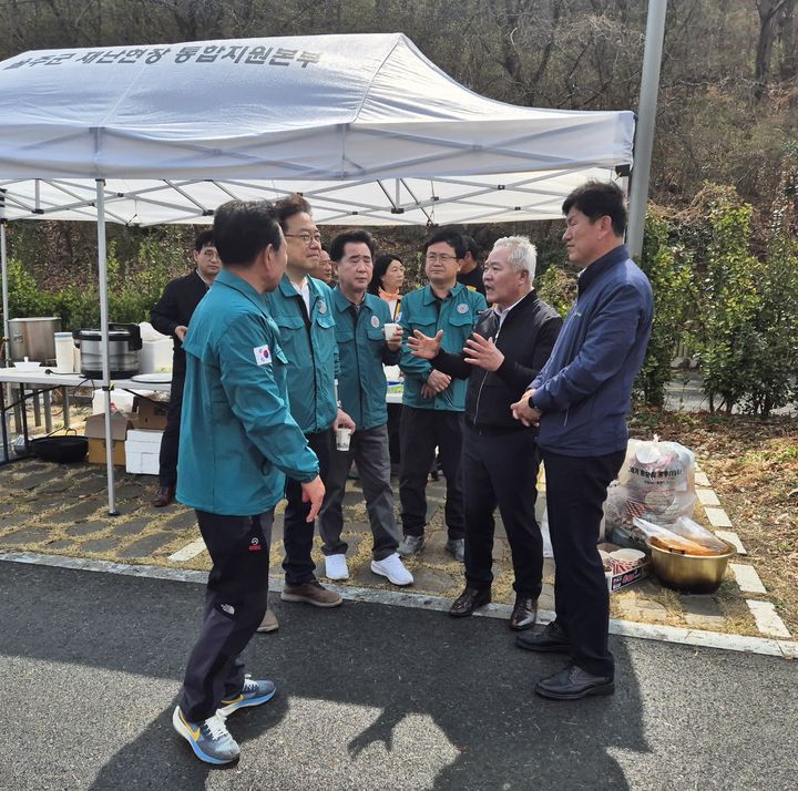 [울산=뉴시스] 울산 서생농협(조합장 최남식)은 울주군 온양읍 산불 현장을 찾아 피해 상황을 점검하고, 밤샘 대응 중인 소방대원과 유관기관 관계자를 위해 100만원 상당의 물품을 긴급 지원했다고 27일 밝혔다. (사진= 서생농협 제공) 2025.03.27.photo@newsis.com *재판매 및 DB 금지