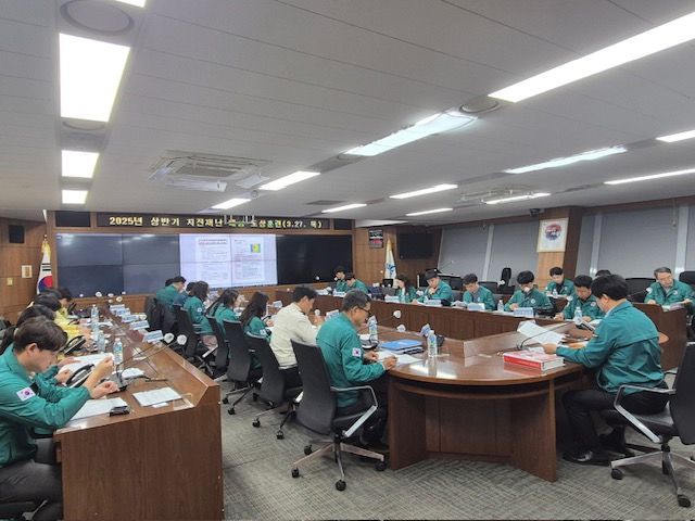 [세종=뉴시스]세종시가 규모 6.0 지진 발생 가정 대응 도상 훈련 회의를 하고 있다. (사진=세종시 제공) 2025.03.27. photo@newsis.com *재판매 및 DB 금지