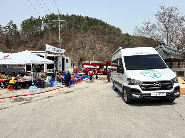 [울산=뉴시스] 울산 울주군정신건강복지센터는 최근 산불로 피해를 입은 울주군 온양읍과 언양읍 일대에서 재난 심리 지원사업 ‘찾아가는 심리상담, 마음안심버스’를 운영한다고 27일 밝혔다. (사진= 울주정신건강복지센터 제공) 2025.03.27.photo@newsis.com *재판매 및 DB 금지