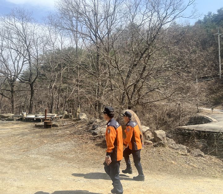 [동해=뉴시스] 동해소방서는 전국 곳곳에서 산불이 잇따름에 따라 지역 내 산불 예방을 위한 현장 점검과 순찰 활동을 펼치고 있다.(사진=동해소방서 제공)photo@newsis.com *재판매 및 DB 금지