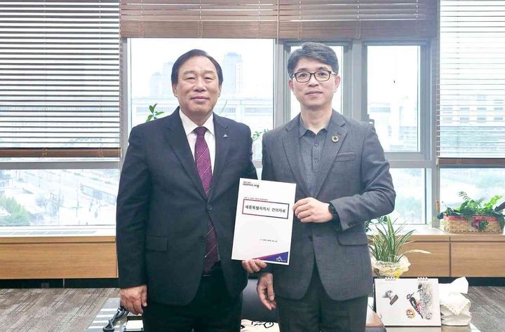 [세종=뉴시스] 최민호 세종시장(왼쪽)과 김완섭 환경부 장관이 기념 사진을 찍고 있다. (사진=세종시 제공) 2025.03.27. photo@newsis.com *재판매 및 DB 금지