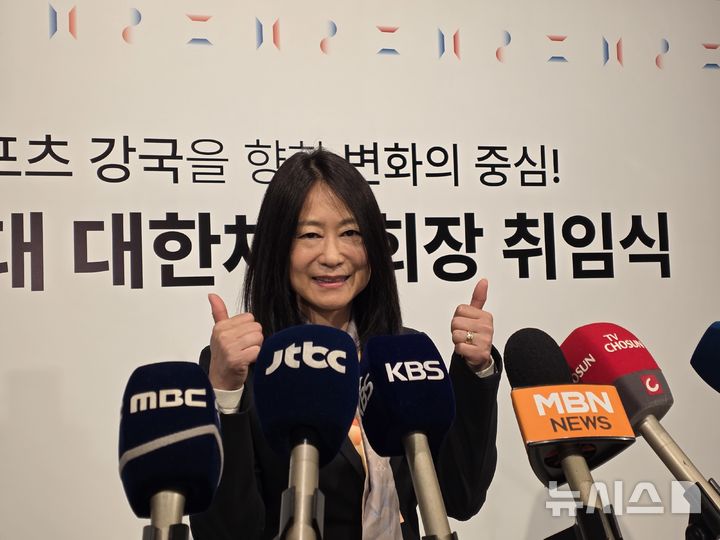 [서울=뉴시스] 김희준 기자 = 김나미 신임 대한체육회 사무총장이 27일 서울 용산구 그랜드 하얏트 서울에서 열린 제1차 이사회에 참석한 뒤 포즈를 취하고 있다. 2025.03.27jinxijun@newsis.com