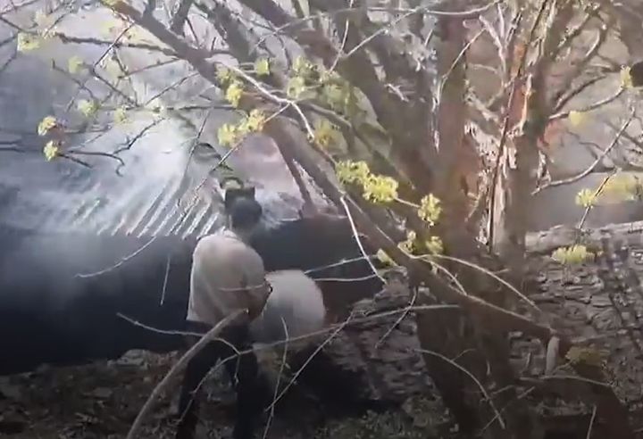 [부산=뉴시스] 가족 여행 중 주택 화재 진압에 나선 부산 소방관. (사진=부산소방재난본부 제공) 2025.03.27. photo@newsis.com&nbsp; *재판매 및 DB 금지