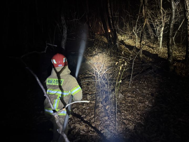 [울산=뉴시스] 한국수력원자력(주) 새울원자력본부(본부장 소유섭)는 온양읍 운화리 화재 현장을 방문해 피해 상황을 확인하고 현장 관계자들과 협의를 통해 즉각적인 협조 체계를 구축했다고 27일 밝혔다. (사진= 새울원전 제공) 2025.03.27.photo@newsis.com *재판매 및 DB 금지