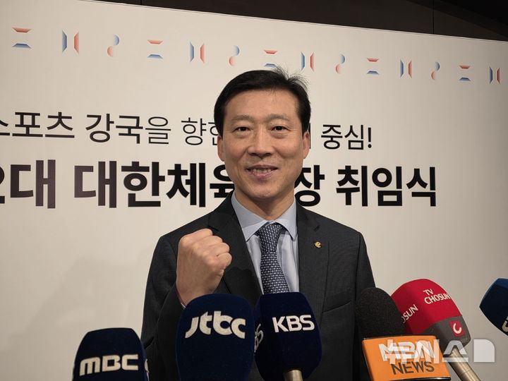 [서울=뉴시스] 김희준 기자 = 김택수 신임 대한체육회 선수촌장이 27일 서울 용산구 그랜드 하얏트 서울에서 열린 제1차 이사회에 참석한 뒤 포즈를 취하고 있다. 2025.03.27jinxijun@newsis.com