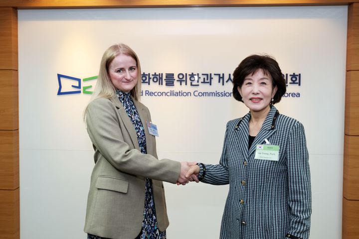 [서울=뉴시스] 우지은 기자 = 박선영 위원장(오른쪽)이 27일 오전 서울 중구 진실화해위원회에서 카밀라 베른트 노르웨이 해외입양조사위원회 위원장과 기념 촬영을 하고 있다. (사진=진실화해위 제공) 2025.03.27. *재판매 및 DB 금지