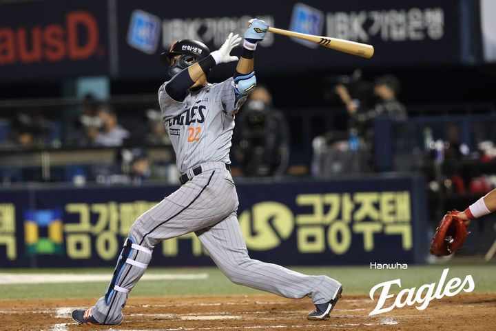 [서울=뉴시스] 프로야구 한화 이글스 채은성이 지난 지난 26일 잠실구장에서 열린 2025 신한 쏠뱅크 KBO리그 LG 트윈스와의 경기에서 타격을 시도하고 있다. (사진=한화 이글스 제공) 2025.03.26. *재판매 및 DB 금지