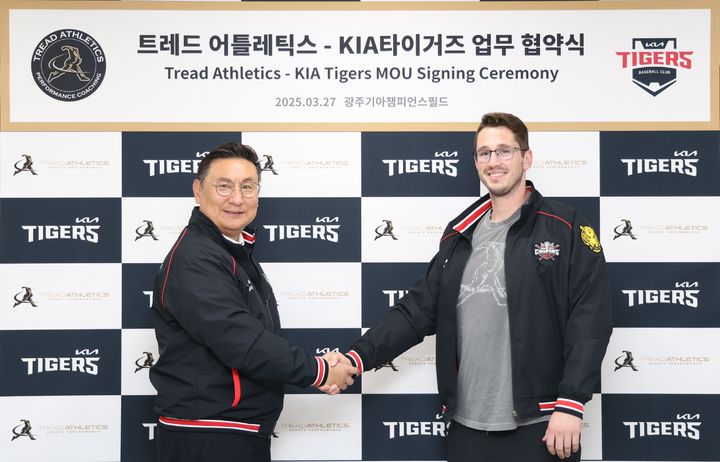 27일 KIA 타이거즈 구단 사무실에서 KIA 심재학 단장과 트레드 어틀레틱스 코안 맥알파인 대표이사가 악수를 하고 있다. 2025.03.27. (사진=KIA 제공) *재판매 및 DB 금지