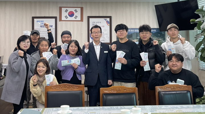 [고창=뉴시스] 고창군의 청년창업농 지원사업에 참여하고 있는 청년들과 고창군 현행렬 농업기술센터 소장이 사진을 찍고 있다. (사진=고창군 제공) 2025.03.27. photo@newsis.com *재판매 및 DB 금지