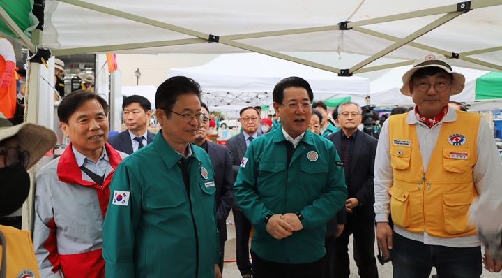 [안동=뉴시스] 27일 김영록 전남지사(가운데)와 이철우 경북지사(왼쪽), 김재왕 경북적십자사 회장이 의성군 임시청사를 방문해 구호 활동을 펼치고 있는 적십자 봉사원들을 격려하고 있다. (사진제공=대한적십자사 경북지사) 2025.03.27. photo@newsis.com *재판매 및 DB 금지