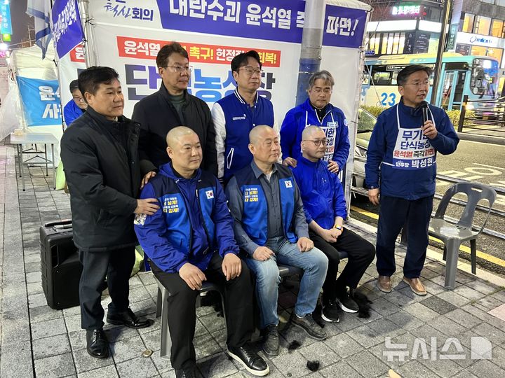 [부산=뉴시스] 원동화 기자 = 27일 부산 부산진구 서면 쥬디스태화 천막농성장에서 더민주전국혁신회의 공동상임대표를 맡고 있는 유동철 수영구지역위원장(앞쪽 앉아 있는 가운데)과 하남욱 북구의원(앉아 있는 오른쪽), 김근영 청년혁신회의 부산본부장(앉아 있는 왼쪽)이 삭발을 단행했다. 2025.03.27. dhwon@newsis.com