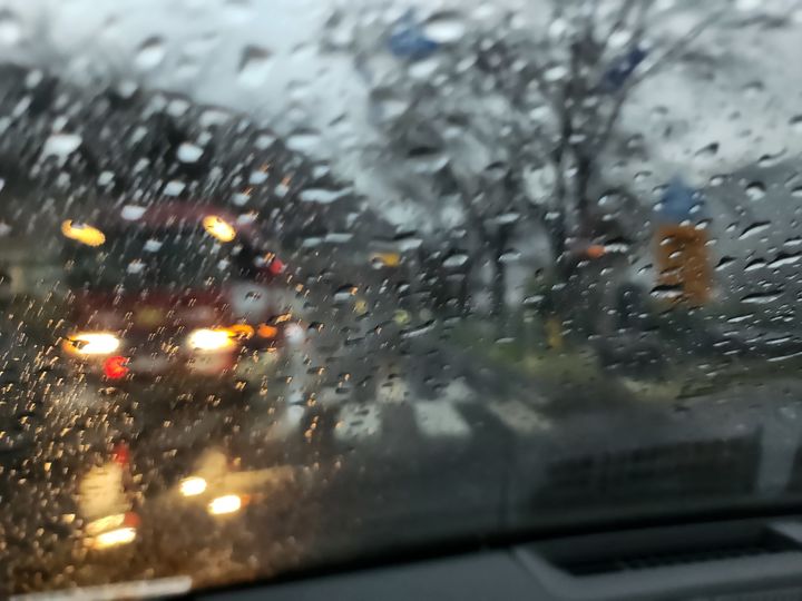 [산청=뉴시스] 서희원 기자= 경남 산청 산불이 일주일째 확산되고 있는 가운데 27일 오후 6시께 시천면 중산리 입구에 단비가 내리고 있다. *재판매 및 DB 금지