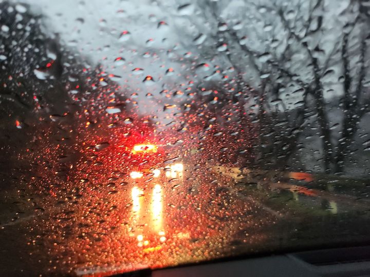 [산청=뉴시스] 서희원 기자= 경남 산청 산불이 일주일째 확산되고 있는 가운데 27일 오후 6시께 시천면 중산리 입구에 단비가 내리고 있다. *재판매 및 DB 금지