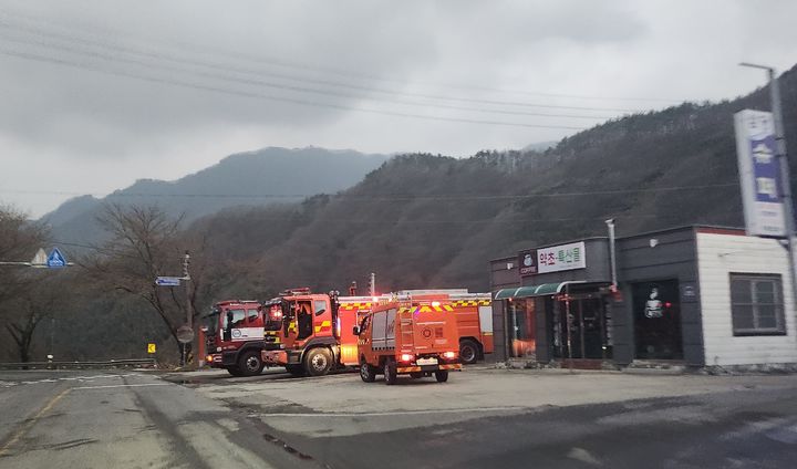 [산청=뉴시스] 서희원 기자= 경남 산청 산불이 일주일째 확산되고 있는 가운데 27일 오후 6시께 시천면 중산리 마을입구에 소방차가 대기하고 있다. *재판매 및 DB 금지