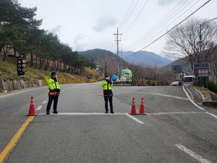 [산청=뉴시스] 서희원 기자= 경남 산청 산불이 일주일째 확산되고 있는 가운데 27일 오후 6시께 시천면 중산리 주차장 입구에서 경찰이 통행금지 시키고 있다. *재판매 및 DB 금지