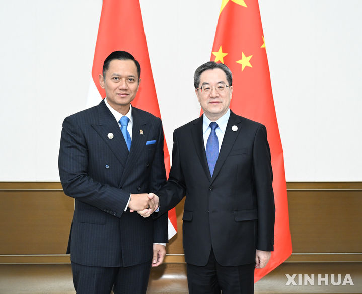 [보아오(중국)=신화/뉴시스] 딩쉐샹 중국 국무원 부총리가 26일 중국 하이난성 보아오에서 열린 2025 보아오포럼 연례회의에서 아구스 하리무르티 유도요노 인도네시아 농지공간기획부 장관과 만나 악수하고 있다. 2025.03.27