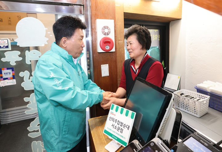 함영주 하나금융 회장, 연임 후 첫 행보로 소상공인 위로…'상생'의 약속