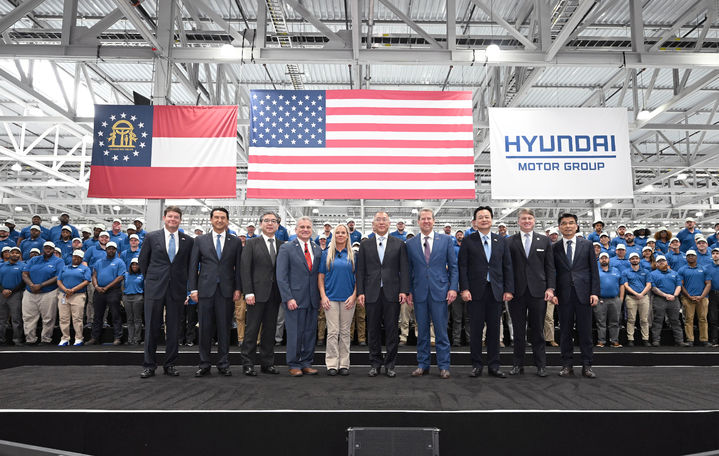 [서울=뉴시스] 26일(현지시간) 현대차그룹은 미국 조지아주 엘라벨(Ellabell)에 위치한 ‘현대자동차그룹 메타플랜트 아메리카(Hyundai Motor Group Metaplant America, HMGMA)’의 준공식을 개최해 정의선 현대차그룹 회장과 내빈들이 기념촬영을 하고 있다. 왼쪽부터 트립 톨리슨(Trip Tollison) 서배너경제개발청 청장, 호세 무뇨스(Jose Munoz) 현대차 대표이사 사장, 장재훈 현대차그룹 부회장, 버디 카터(Buddy Carter) 연방 하원의원, 샤를린 툴(Charlene Toole) HMGMA 근로자 ‘메타프로(Meta Pros)’ 대표, 정의선 현대차그룹 회장, 브라이언 켐프(Brian P. Kemp) 조지아 주지사, 조현동 주미대사, 팻 윌슨(Pat Wilson) 조지아주 경제개발부 장관, 송호성 기아 대표이사 사장(사진=현대차그룹 제공) 2025.03.27. photo@newsis.com *재판매 및 DB 금지