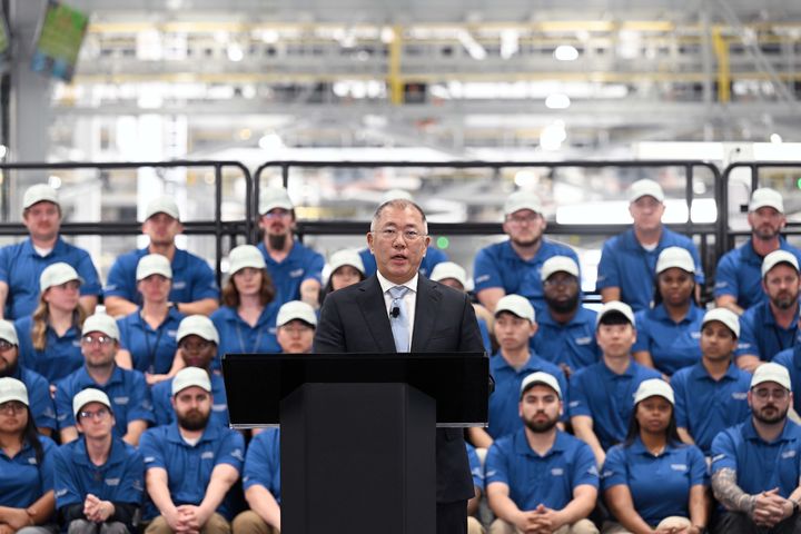 [서울=뉴시스] 26일(현지시간) 현대차그룹은 미국 조지아주 엘라벨(Ellabell)에 위치한 ‘현대자동차그룹 메타플랜트 아메리카(Hyundai Motor Group Metaplant America, HMGMA)’의 준공식을 개최해 정의선 현대차그룹 회장이 환영사를 하고 있다. (사진=현대차그룹 제공) 2025.03.27. photo@newsis.com *재판매 및 DB 금지