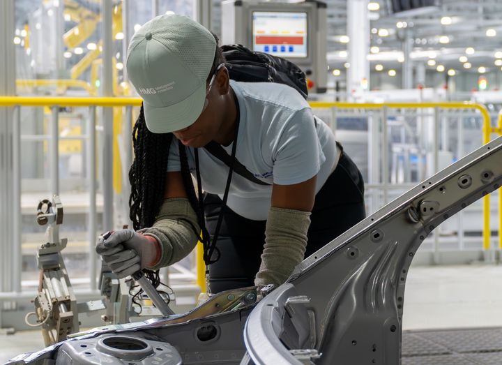 [서울=뉴시스] 미국 체감경기를 나타내는 종합 구매관리자지수(PMI)가 전월 대비 오른 54.6으로 나타났다. 다만 성장이 서비스 분야에 집중됐고, 제조업 분야는 오히려 크게 하락했다. 사진은 미국 조지아주 엘라벨에 위치한 '현대자동차그룹 메타플랜트 아메리카(Hyundai Motor Group Metaplant America, HMGMA)' 공장에서 작업하는 근로자. (사진=현대차그룹 제공) 2025.03.27. photo@newsis.com *재판매 및 DB 금지