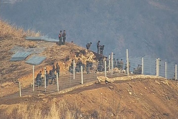 [서울=뉴시스] 합동참모본부가 최근 북한군의 동향 자료를 공개했다.동부전선 굴토 및 채석작업 모습. (사진=합동참모본부 제공) 2025.03.27. photo@newsis.com *재판매 및 DB 금지