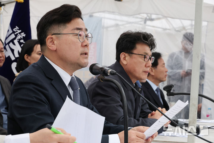 [서울=뉴시스] 김명원 기자 = 박찬대 더불어민주당 원내대표가 27일 오전 서울 종로구 광화문 앞 더불어민주당 천막 당사에서 열린 광화문 천막 당사 정책조정회의에 참석해 발언하고 있다. 2025.03.27. kmx1105@newsis.com
