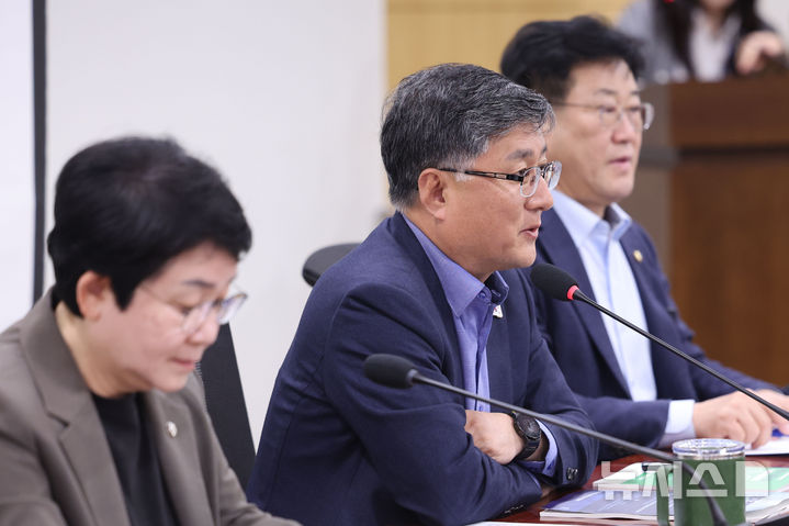 [서울=뉴시스] 권창회 기자 = 김성환 더불어민주당 의원이 지난 3월27일 오전 서울 여의도 국회 의원회관에서 열린 기후가 경제다 : 대한민국 산업경쟁력 강화를 위한 에너지전환 토론회에서 인사말을 하고 있다. 2025.03.27. kch0523@newsis.com