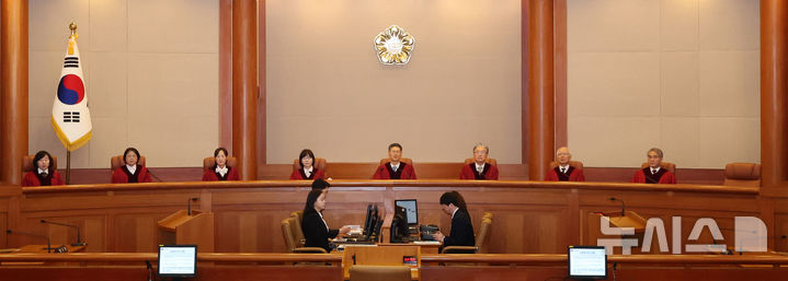 [서울=뉴시스] 정병혁 기자 = 문형배 헌법재판소장 권한대행을 비롯한 헌법재판관들이 지난달 27일 서울 종로구 헌법재판소에서 열린 3월 헌법소원 심판 등 일반 사건 선고에 참석하고 있다.(공동취재) 2025.03.27. photo@newsis.com