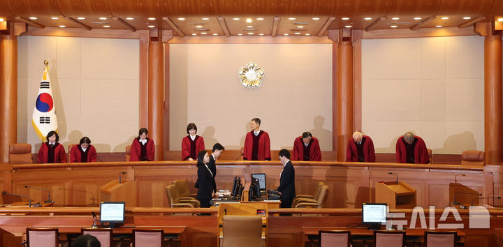 [서울=뉴시스] 정병혁 기자 = 문형배 헌법재판소장 권한대행을 비롯한 헌법재판관들이 27일 서울 종로구 헌법재판소에서 열린 3월 헌법소원 심판 등 일반 사건 선고에 참석하고 있다.(공동취재) 2025.03.27. photo@newsis.com