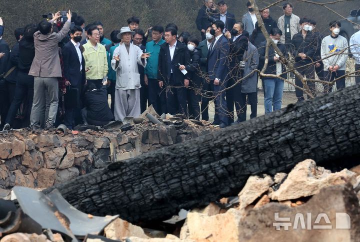 [의성=뉴시스] 김금보 기자 = 이재명 더불어민주당 대표가 27일 경북 의성군 단촌면 고운사를 찾아 산불 피해 상황을 점검하고 있다. 2025.03.27. kgb@newsis.com