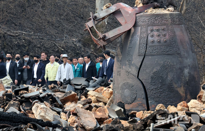 [의성=뉴시스] 김금보 기자 = 이재명 더불어민주당 대표가 27일 경북 의성군 단촌면 고운사를 찾아 산불 피해 상황을 점검하고 있다. 2025.03.27. kgb@newsis.com
