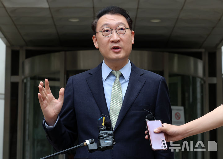 [서울=뉴시스] 이영환 기자 = 경동고 수능 타종사고 수험생 법률대리인 김우석 변호사가 27일 오전 서울 서초구 서울중앙지방법원에서 열린 대한민국 상대 손해배상 청구 소송 선고 재판을 마친 후 기자회견을 하고 있다. 지난 2023년 11월 치러진 2024학년도 대학수학능력시험 당시 서울 성북구 경동고등학교 고사장에서 시험 종료 알람이 1분 일찍 울리는 사고가 발생했다. 재판부는 피해를 입은 수험생들 100만원, 300만원 배상 판결을 내렸다. 2025.03.27. 20hwan@newsis.com