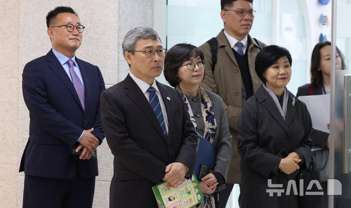 [서울=뉴시스] 추상철 기자 = 정근식 서울시교육감이 지난달 27일 오전 서울 관악구 당곡고등학교에서 열린 '고교학점제, 지금 현장은'에서 스마트콘텐츠 실무 수업을 참관하고 있는 모습. 2025.03.30. scchoo@newsis.com