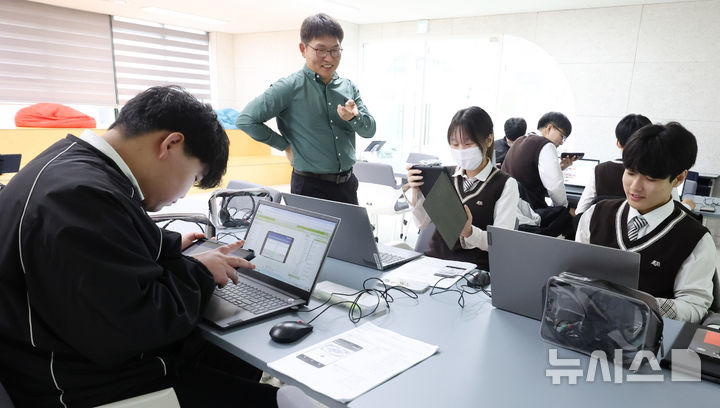 [서울=뉴시스] 지난 3월 27일 오전 서울 관악구 당곡고등학교에서 열린 '고교학점제, 지금 현장은'에서 스마트콘텐츠 실무 수업이 진행되는 모습 (사진=뉴시스 DB) 2025.03.30. photo@newsis.com