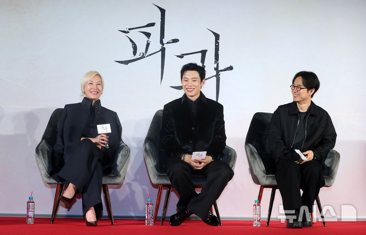 [서울=뉴시스] 김혜진 기자 = 배우 이혜영(왼쪽부터), 김성철, 민규동 감독이 27일 오전 서울 광진구 롯데시네마 건대입구에서 열린 영화 '파과'(감독 민규동) 제작보고회에서 인사말을 하고 있다. '파과'는 바퀴벌레 같은 인간들을 처리하는 조직에서 40여 년간 활동한 레전드 킬러 조각(이혜영)과 평생 그를 쫓은 미스터리한 킬러 투우(김성철)의 강렬한 대결을 그린 액션 드라마다. 오는 5월 1일 개봉 예정. 2025.03.27. jini@newsis.com