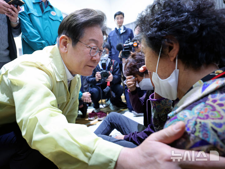 [의성=뉴시스] 김금보 기자 = 이재명 더불어민주당 대표가 27일 오전 경북 의성군 점곡체육회관에 마련된 산불 이재민 대피소에서 피해 주민들을 격려하고 있다. 2025.03.27. kgb@newsis.com