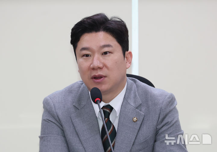 [서울=뉴시스] 고승민 기자 = 진종오 국민의힘 의원이 27일 서울 여의도 국회 의원회관에서 학생선수 체육행정 피해에 대한 정책간담회를 하고 있다. 2025.03.27. kkssmm99@newsis.com