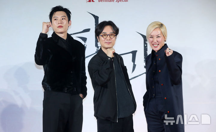 [서울=뉴시스] 김혜진 기자 = 배우 김성철(왼쪽부터), 민규동 감독, 이혜영이 27일 오전 서울 광진구 롯데시네마 건대입구에서 열린 영화 '파과'(감독 민규동) 제작보고회에서 포즈를 취하고 있다. '파과'는 바퀴벌레 같은 인간들을 처리하는 조직에서 40여 년간 활동한 레전드 킬러 조각(이혜영)과 평생 그를 쫓은 미스터리한 킬러 투우(김성철)의 강렬한 대결을 그린 액션 드라마다. 오는 5월 1일 개봉 예정. 2025.03.27. jini@newsis.com