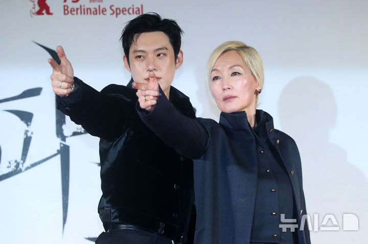 [서울=뉴시스] 김혜진 기자 = 배우 김성철(왼쪽), 이혜영이 27일 오전 서울 광진구 롯데시네마 건대입구에서 열린 영화 '파과'(감독 민규동) 제작보고회에서 포즈를 취하고 있다. 2025.03.27. jini@newsis.com