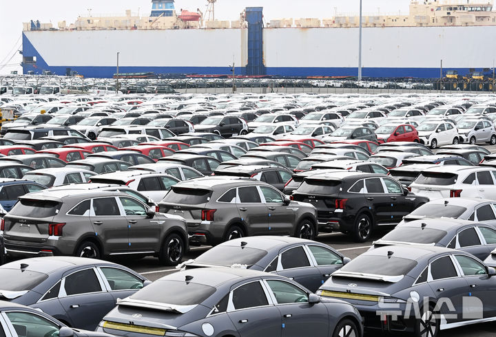 [평택=뉴시스] 김종택 기자 = 도널드 트럼프 미국 대통령이 26일(현지시간) 철강·알루미늄에 이어 미국에 수입되는 외국산 자동차에 대해 다음달 2일부터 25%의 관세를 부과하겠다고 공식 발표했다. 자동차가 대미 수출 품목 1위인 한국으로선 큰 타격이 예상된다. 27일 경기도 평택항 내 자동차 전용부두에 선적을 기다리는 수출용 차량이 세워져 있다. 2025.03.27. jtk@newsis.com