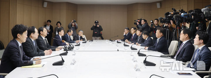 [서울=뉴시스] 김진아 기자 = 서울 중구 대한상공회의소에서 열린 '미국의 자동차 관세 부과 민관 합동 긴급 대책회의'2025.03.27. bluesoda@newsis.com