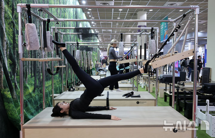 [서울=뉴시스] 이영환 기자 = 27일 오후 서울 강남구 코엑스에서 열린 2025 서울국제스포츠레저산업전(SPOEX)에서 한 관계자가 필라테스 기구 시범을 선보이고 있다. 2025.03.27. 20hwan@newsis.com