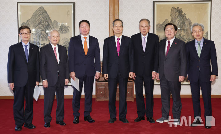 [서울=뉴시스] 조수정 기자 = 한덕수 대통령 권한대행 국무총리가 27일 서울 종로구 총리공관에서 경제6단체장과 간담회에 앞서 기념촬영을 하고 있다. 왼쪽부터 윤진식 한국무역협회 회장, 손경식 한국경영자총협회 회장, 최태원 대한상공회의소 회장, 한 대통령 권한대행, 류진 한국경제인협회 회장, 김기문 중소기업중앙회 회장, 최진식 한국중견기업연합회 회장. 2025.03.27. chocrystal@newsis.com