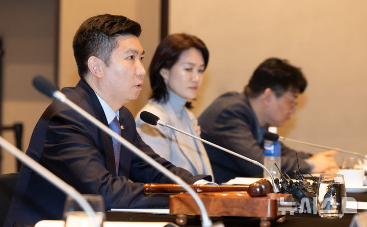 [서울=뉴시스] 황준선 기자 = 유승민 신임 대한체육회장이 27일 오후 서울 용산구 그랜드 하얏트 서울에서 열린 제42대 대한체육회 집행부의 첫 이사회를 주재하고 있다. 2025.03.27. hwang@newsis.com